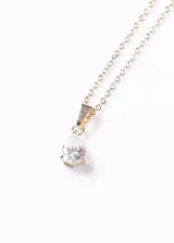 Collar dorado con cadena fina y dije de zirconia blanca en forma de lágrima.