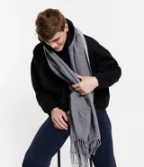 Bufanda gris de acrílico con diseño de espiga y flecos en los extremos.