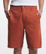 Bermuda masculina de sarga color rosado, con corte recto y bolsillos laterales.