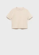 Camiseta color crema de corte recto, cuello redondo y manga corta. Confeccionada en tejido mezcla de poliéster, algodón y elastano.