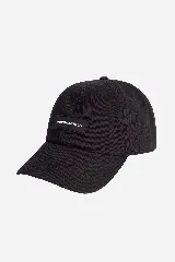Gorro color marrón con visera y logo de la marca en etiqueta de goma. Ajuste trasero con broche metálico.