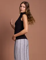 Musculosa negra de modal con cuello alto.