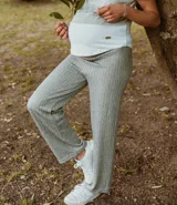 Pantalón de punto gris con textura, corte recto y cintura alta con faja elástica para embarazo y postparto.