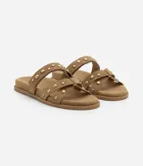 Sandalias planas color marrón claro con efecto gamuza y dos tiras con tachas doradas.