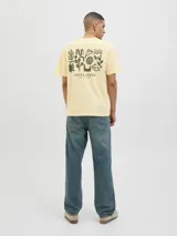 Camiseta color crema con estampado abstracto en la espalda, cuello redondo y manga corta.