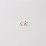 Par de aros pequeños de plata 925 con circonias engarzadas.