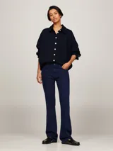 Pantalón jean azul oscuro, de corte bootcut y talle medio, confeccionado en tejido denim ligeramente elástico.