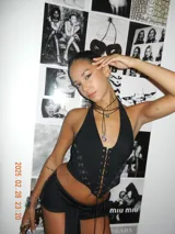 Top tipo corset negro con escote halter y cordones ajustables en el frente.