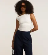 Pantalón de vestir azul marino, de corte recto, con bolsillos laterales y traseros.