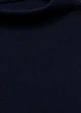 Sweater de punto color azul marino con cuello asimétrico envolvente, manga larga y diseño recto.