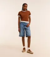 Blusa básica de algodón color tostado, de manga corta con dobladillo y nudo frontal.