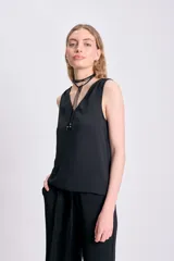 Musculosa negra de tela airflow con escote en V y tirantes anchos.