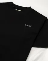 Remera negra de manga corta con cuello redondo y mangas largas de punto color gris claro.