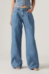 Pantalón de jean celeste, de corte amplio y tiro medio.