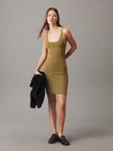 Vestido corto ajustado al cuerpo, color verde oliva, con breteles finos y escote recto.