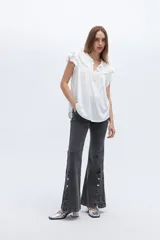 Blusa blanca de lyocell y algodón, con escote fruncido con volados y lazos.