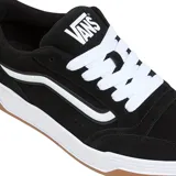 Championes Vans Hylane negros con detalles en blanco y suela marrón.