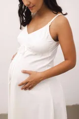 Camisón maternal gris melange de algodón con breteles regulables y broches de acceso para lactancia.