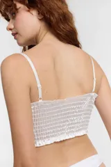 Bustier blanco de breteles finos, con copas preformadas y detalle de tul en el escote.