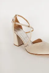 Zapato de gamuza azul marino con escote en V, tiras cruzadas diagonales y taco cuadrado de 8cm.