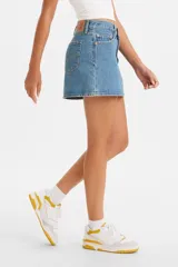 Minifalda de jean azul con tiro alto, calce estándar y cierre frontal con botones.