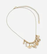 Collar corto dorado con dijes colgantes de motivos marinos: concha, caracol, cangrejo, estrella de mar y otros.