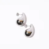 Aros colgantes plateados con forma de gota.