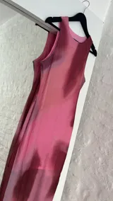 Vestido midi al cuerpo de microtul con estampado difuminado en tonos rosados.
