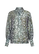 Camisa de manga larga con estampado animal print en tonos verde, marrón y blanco. Tiene cuello clásico, cierre frontal con botones y puños con tres botones.