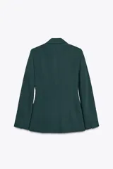 Blazer marrón de corte entallado, con cuello solapa, manga larga, bolsillos delanteros con solapa y cierre frontal con un botón.