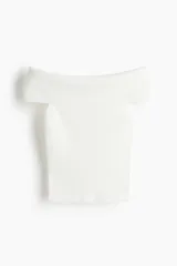 Top corto blanco de punto acanalado suave con escote off-the-shoulder y ajuste entallado.