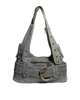 Cartera de denim en color gris con diseño de correa amplia y detalles de hebilla.