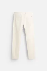 Pantalón chino azul marino, corte skinny fit, confeccionado en tejido de algodón con elasticidad. Cuenta con bolsillos frontales y traseros de vivo. Cierre frontal con cremallera y botón.