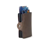 Tarjetero marrón de cuero sintético con doble compartimento, protección RFID y espacio para billetes.