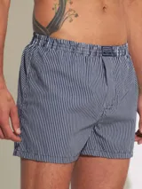 Bóxer de algodón blanco con estampado de flores pequeñas color celeste, con cintura elástica y logo de la marca en el centro.