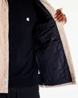 Campera tipo camisa de pana negra con dos bolsillos de parche en el pecho y cierre con botones.
