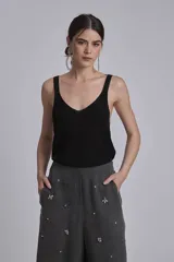 Top de punto color camel con escote en V pronunciado y tirantes anchos.