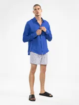 Short de baño rosado con estampado de lunares blancos, cintura elástica con cordón ajustable, bolsillos laterales y trasero con cierre, y suspensor de malla fina hipoalergénica.