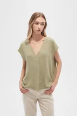 Blusa color verde oliva de poliéster, lisa, holgada y con cuello en V.
