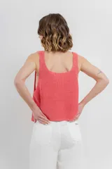 Bermuda de tiro medio color crema, con corte recto y largo a la rodilla. Diseño amplio tipo culotte corto, con dobladillo ancho en el ruedo. Presenta bolsillos delanteros y traseros funcionales.