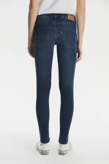 Pantalón de jean azul oscuro, tiro medio y corte skinny.