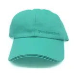 Gorro de gabardina color verde agua con visera curva y logo de la marca bordado en el frente.