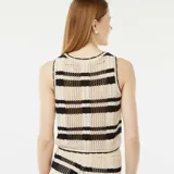 Top tejido al crochet color beige con rayas horizontales negras, de corte cropped y cuello redondo.