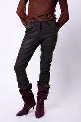 Pantalón jean de tiro medio color negro con efecto encerado. Confeccionado en denim 100% algodón.