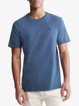 Remera de manga corta color azul con logo bordado en el pecho.
