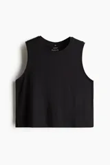Musculosa deportiva corta color negro, de corte holgado, con cuello redondo y sisas amplias. Confeccionada en tejido funcional DryMove™ que ayuda a absorber el sudor.