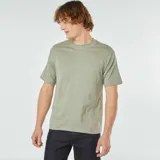 Camiseta verde oliva de manga corta con cuello redondo y bolsillo en el pecho.