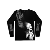 Remera negra de manga larga con estampado de calaveras y esqueletos.