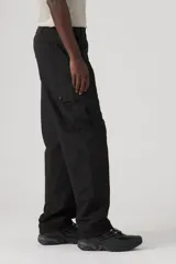 Pantalón cargo negro de corte recto con bolsillos laterales con fuelle y solapa con botón a presión. Tiene bolsillos delanteros y traseros.