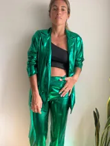 Blazer de satén verde metálico, con corte clásico y bolsillos laterales.
